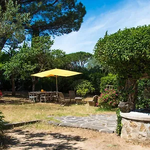 https://charmante-petite-maison-a-lentree-de-saint-tropez.fr-provencehotel.com